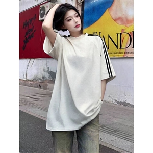 抖音得物品质二开240克宽松纯棉美式潮牌印花三条杠中性风短袖T恤图片