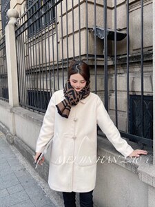 美巾涵5121。粽子扣大衣图片