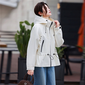 春季新款简约休闲优雅时尚具有设计感女士连帽外套冲锋衣图片