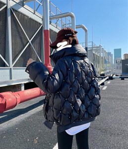 工艺钉珠羽绒外套图片
