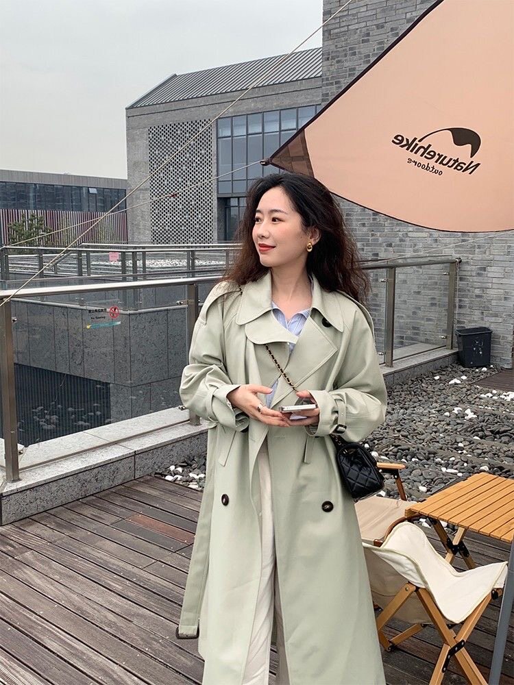 2024年秋装新款韩系宽松型中长款常规小个子系带双排扣风衣外套，女装风衣，红依娜