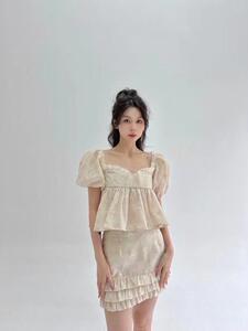 泡泡袖娃娃领套装图片