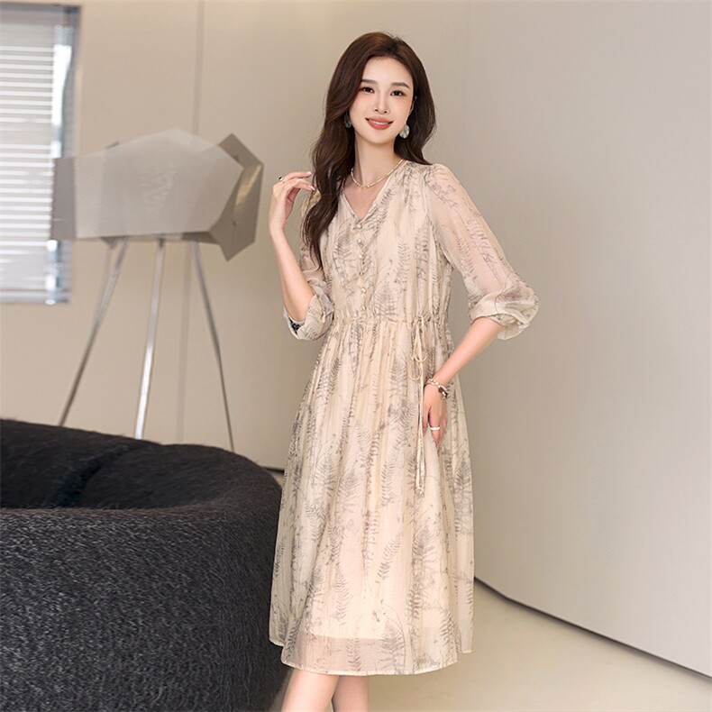 印花v领天丝连衣裙女夏季2024新款气质宽松系带显瘦a字裙子,女装连衣裙,梦芯尔