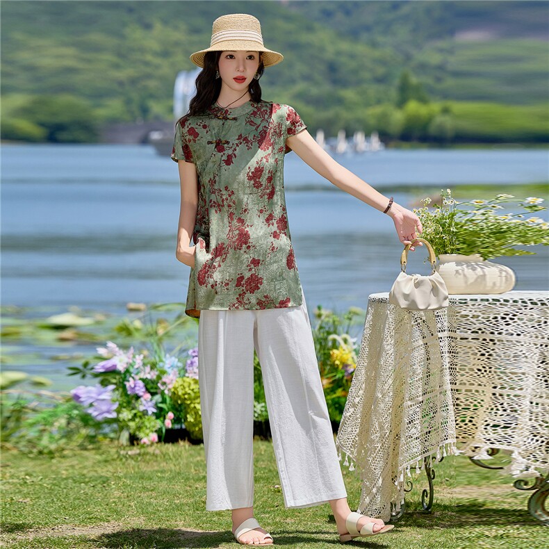 2026年夏季新中式套装，绿低红花中式上衣配白色裤子，松弛显瘦,女装套装/套裙,米莱