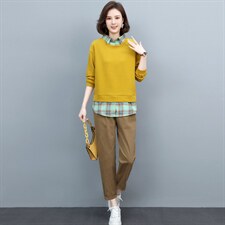 黄色上衣+卡其裤子