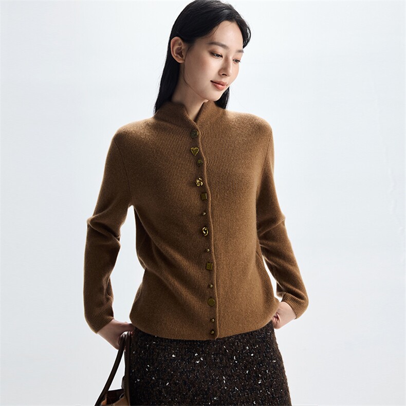 2025年秋季长袖棕色异形扣开衫时尚百搭休闲，女装羊绒衫，致织羊绒