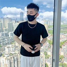 黑色
