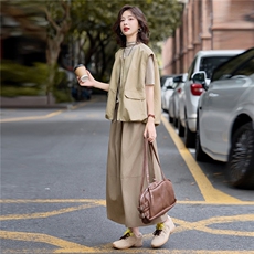 咖色马甲套装女秋季新款高级松弛感针织衫PU半身裙三件套，女装马甲，梦懿尔