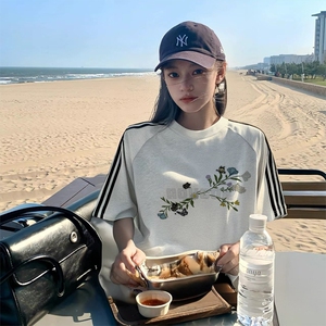抖音得物品质二开240克宽松纯棉美式潮牌印花三条杠中性风短袖T恤图片