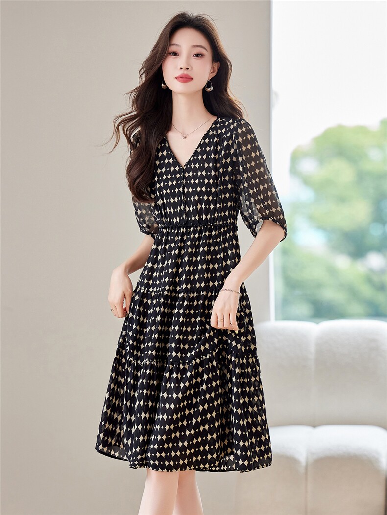 独特别致爱心印花连衣裙女2025夏新款高级感钉珠V领收腰气质裙子,女装连衣裙,布芭啦