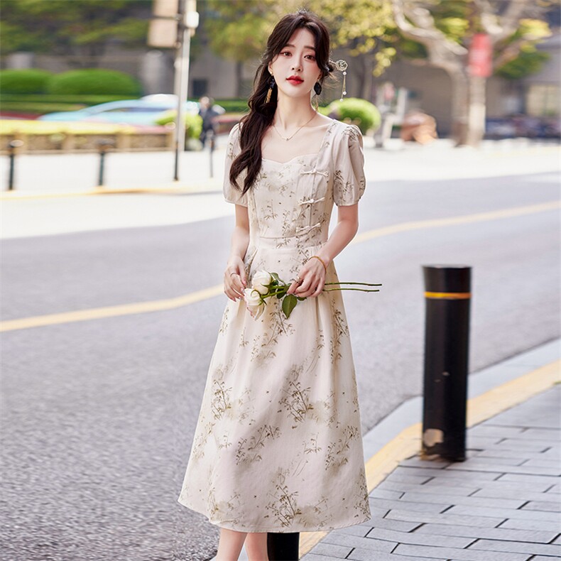 现货2024年夏季女清新气质新中式复古方领印花修身显瘦连衣裙,女装连衣裙,奋斗女王