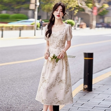 现货2024年夏季女清新气质新中式复古方领印花修身显瘦连衣裙，女装连衣裙，奋斗女王