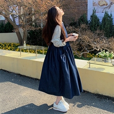 深蓝色韩系休闲连衣裙套装女2025春新款条纹T恤牛仔背心裙两件套，女装连衣裙，维壹