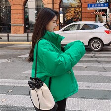 韩版宽松BV绿立领加厚绿色羽绒服女2022冬季新款短款外套90白鸭绒，女装羽绒服，梦懿尔