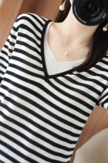 假两件条纹拼色短袖女V领针织冰丝半袖夏季新款冰麻宽松大码T恤衫，女装T恤，秋虹羊绒