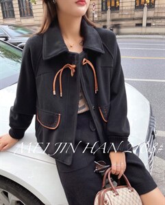 美巾涵5121 牛角扣呢料短款外套图片