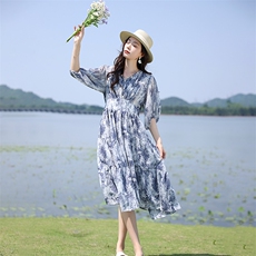2025夏装新款复古V领贝壳扣连衣裙五分袖修身中长撞色印花度假裙，女装连衣裙，凝聚力