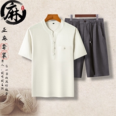 白色上衣＋深灰短裤