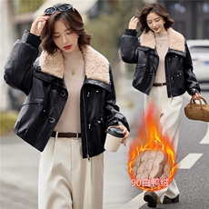 时尚羊羔毛翻领PU皮羽绒服女2025冬季新款加厚保暖白鸭绒皮衣外套，女装短外套，E百度