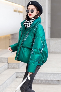 绿色羽绒服女冬亮面免洗短款2023新款加厚面包服洋气小个子外套潮图片
