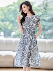 法式小资连衣裙女夏漂亮独特绝美2025新款V领气质收腰显瘦高级感，女装连衣裙，布芭啦