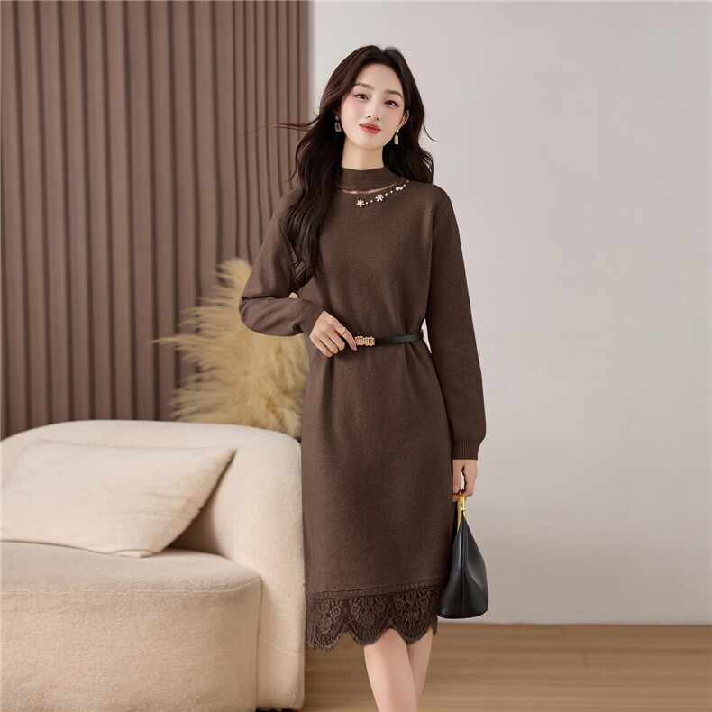 2025年冬季新款领口订珠配腰带长款连衣裙毛衣，女装针织衫/毛衣，乐吉娜