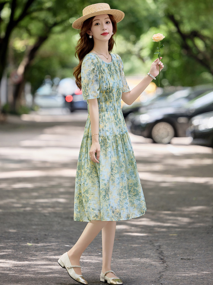 2025年夏季夏季新款高级显瘦碎花收腰连衣裙,女装连衣裙,米莱
