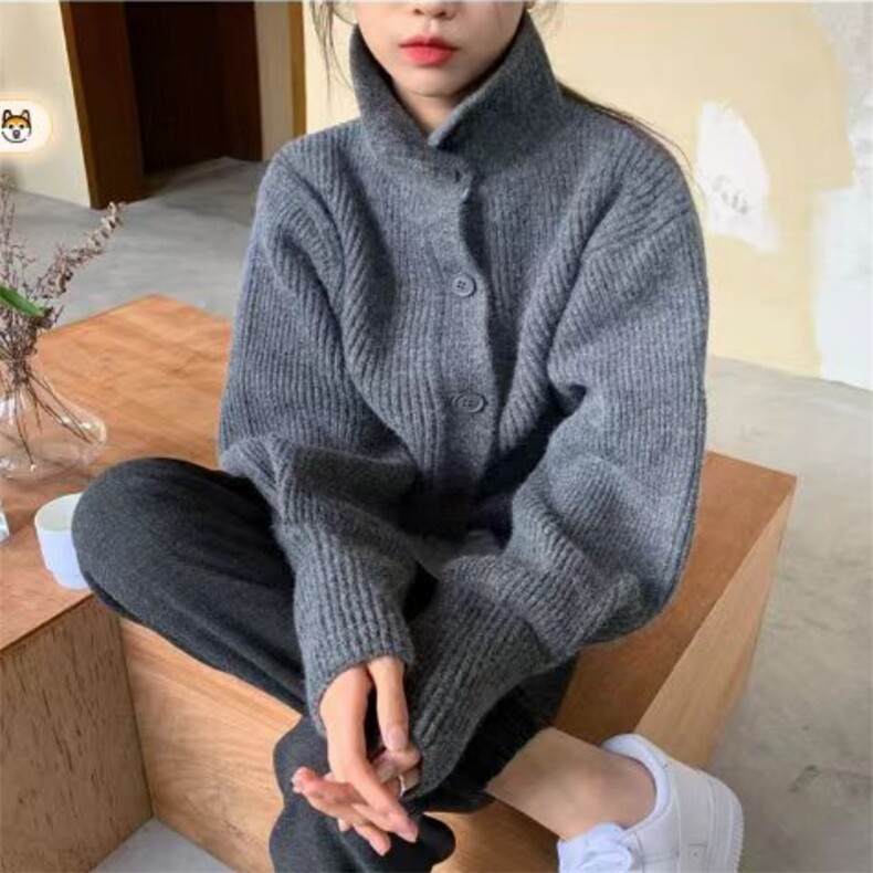 时尚百搭灰色翻领单排扣短款毛衣开衫女秋冬宽松显瘦针织衫外套，女装羊毛衫，旭驰羊绒