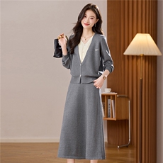 秋季套装裙子2025新款高级温柔气质打底衫假两件毛衣半身裙两件套，女装羊毛衫，艾米