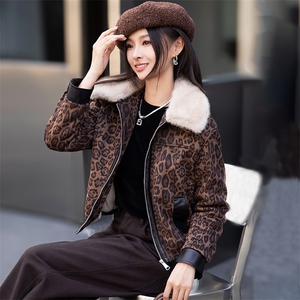 高端欧货2024新款麂皮拼接皮毛一体加绒加厚机车服豹纹外套女冬图片