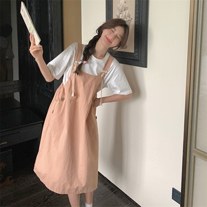 休闲风穿搭皮粉色背带连衣裙套装女夏超好看松弛感减龄t恤两件套图片