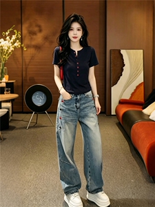 韩系高级感时尚减龄穿搭女夏新款纯色纽扣半开领上衣牛仔裤两件套图片