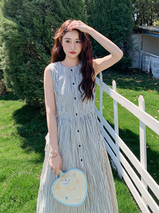 简单大方竖条纹收腰显瘦无袖连衣裙女2025夏韩系洋气单排扣背心裙图片