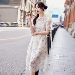现货2024年夏季女气质清新新中式印花盘扣珍珠系带收腰显瘦连衣裙图片