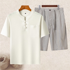 白色上衣＋浅灰短裤