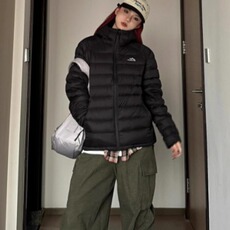 黑色