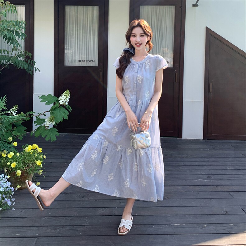 浅蓝色度假风刺绣碎花宽松连衣裙女夏2025新款高级感绝美显瘦裙子,女装连衣裙,2C279
