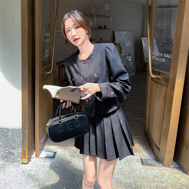 2025年秋季新款气质小香风套装裙蜜蜂刺绣小洋装两件套女百褶裙,女装套装/套裙,霓裳依族