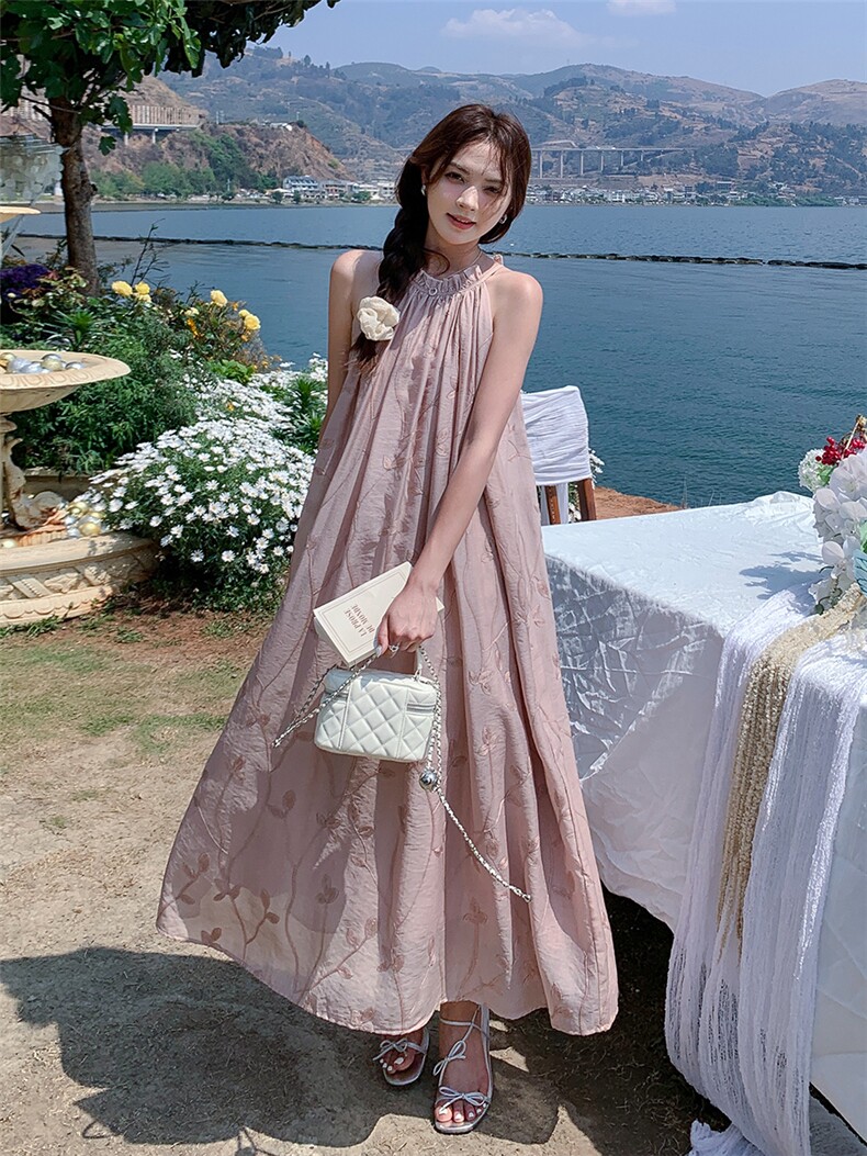 粉色重工刺绣女神范超仙无袖挂脖长裙新款森系显瘦连衣裙夏高级感,女装连衣裙,浙宝301