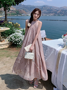 粉色重工刺绣女神范超仙无袖挂脖长裙新款森系显瘦连衣裙夏高级感图片