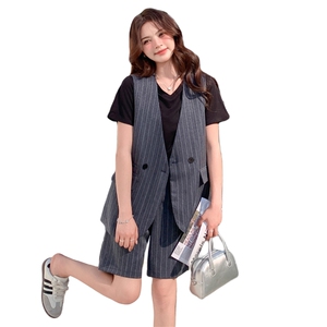 灰色竖条纹西装马甲短裤套装女2025夏新款盐系休闲短袖T恤两件套图片