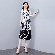 2022年夏季通勤圆领短袖中长款时尚印花拼色连衣裙，女装连衣裙，时尚俏佳人