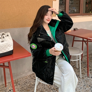 【现货】黑色亮面短款羽绒服女90白鸭绒保暖时尚连帽外套图片
