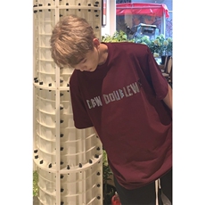 暗红色
