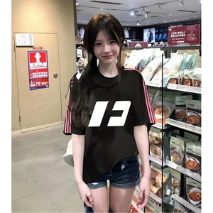 抖音得物品质二开240克宽松纯棉美式潮牌印花三条杠中性风短袖T恤图片
