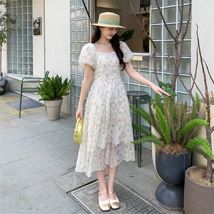 《大货已出》时髦碎花方领连衣裙图片