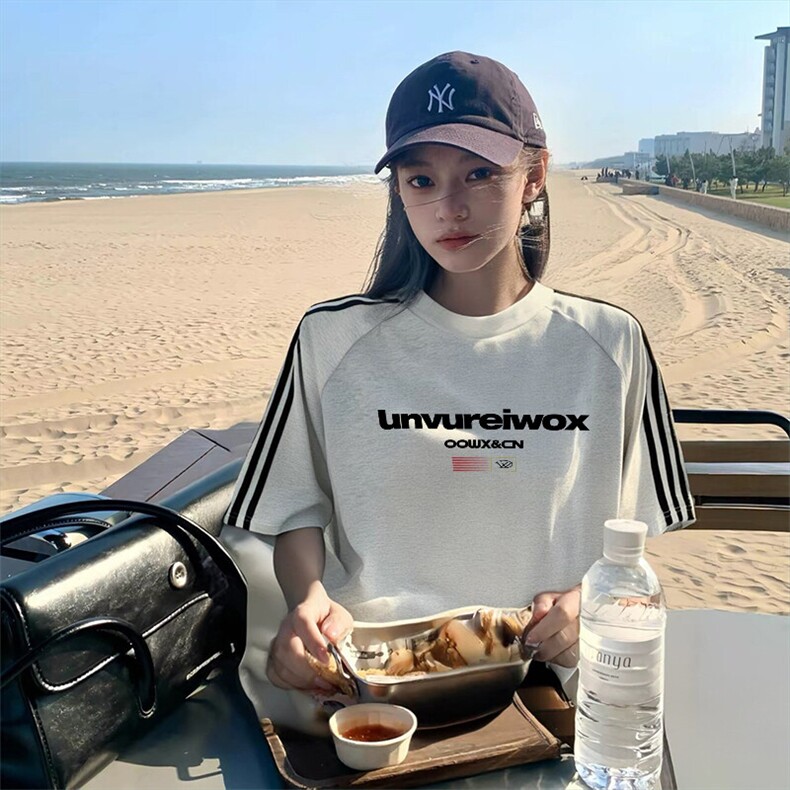 抖音得物品质二开240克宽松纯棉美式潮牌印花三条杠中性风短袖T恤,男装T恤,电商A486