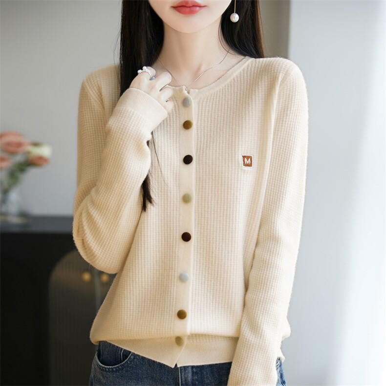 2025春季新款针织上衣圆领长袖套头修身显瘦气质彩扣开衫,针织衫/毛衣,大美人包芯纱店