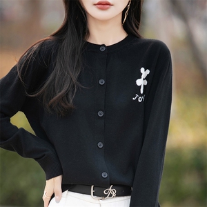 25春秋精纺羊毛开衫女圆领刺绣小熊针织外套宽松休闲拼色外搭毛衣图片