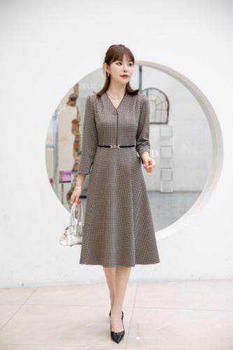 秋装新款上市：千鸟格连衣裙M一XXL，女装连衣裙，拉思维加丝